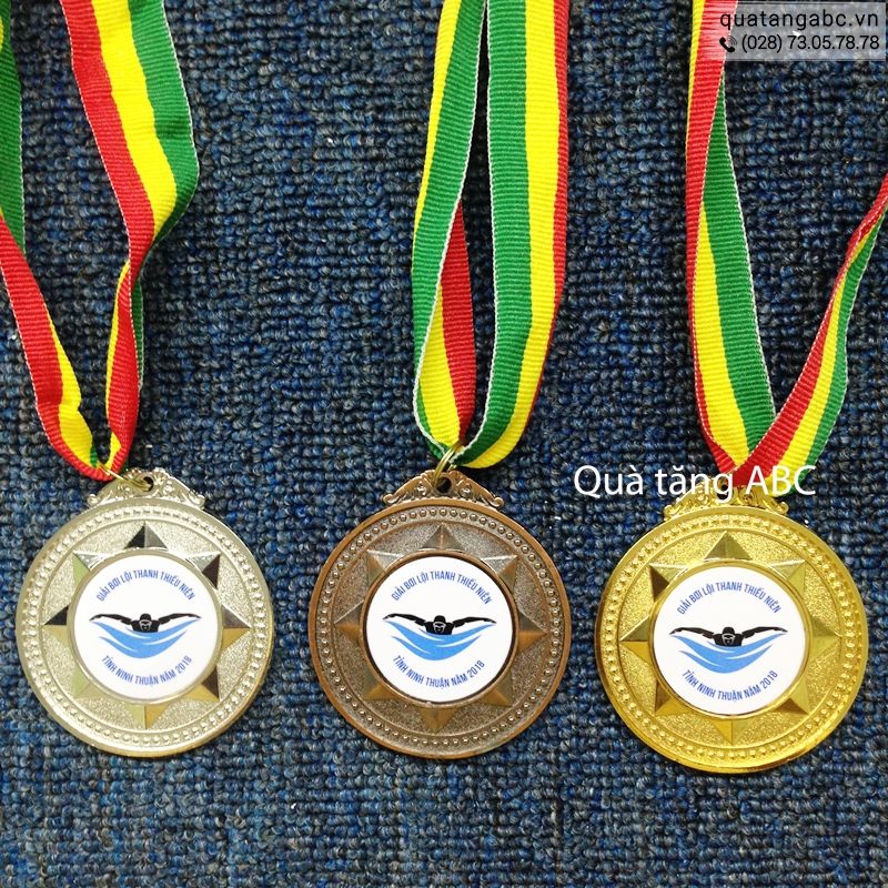 INLOGO in huy chương cho giải bơi lội thanh thiếu niên tỉnh Ninh Thuận.